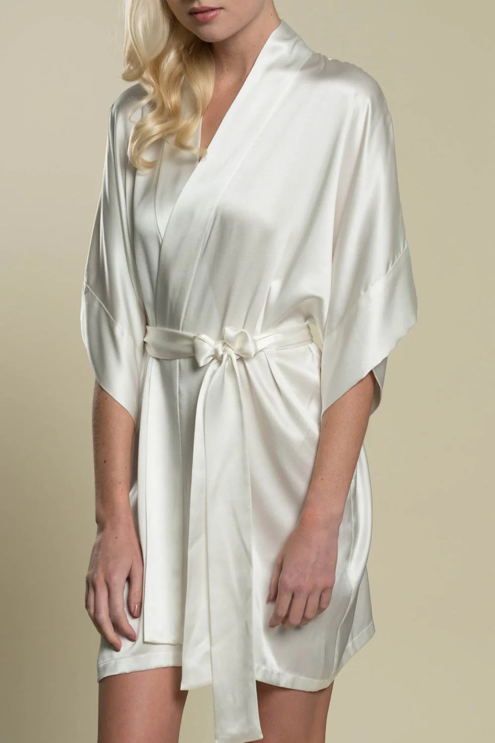 files/GirlandaSeriousDream_Samantha_silk_robe_kimono_bride_bridesmaids_ivory_off_white_wedding_1000x1500_1500X1500_42deff33-daaf-4733-a6dd-3cc221da3c67.webp