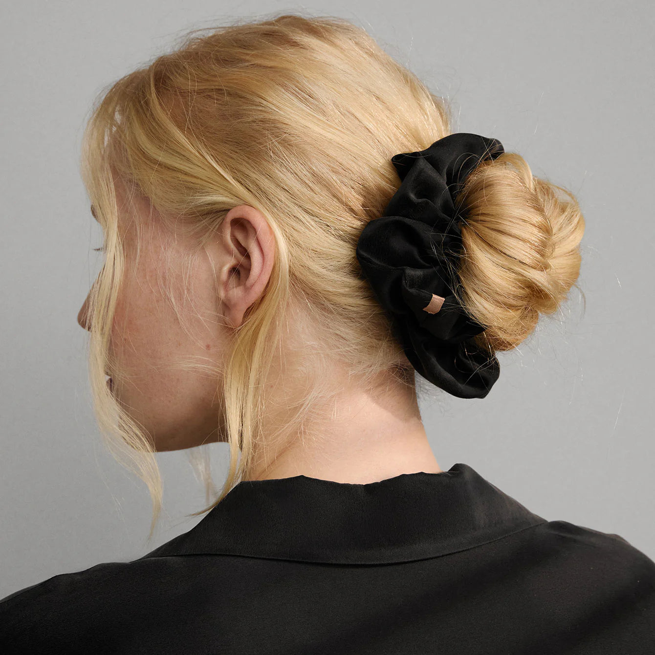 files/WASHABLE_SILK_CLASSIC_SCRUNCHIE_IMMERSED_BLACK-1.webp